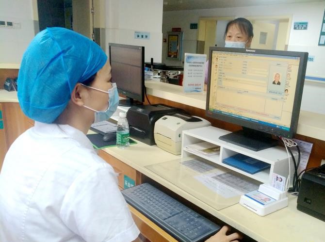 多功能身份證社?？ㄗx卡器
